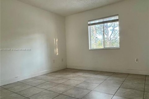 Снять в аренду таунхаус в Майами, Флорида 2 спальни, 88.26м2, № 1975314 - фото 8