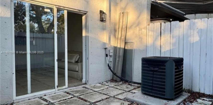 Таунхаус в Майами, Флорида 2 спальни, 88.26м2 № 1975314