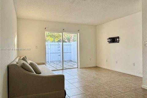 Снять в аренду таунхаус в Майами, Флорида 2 спальни, 88.26м2, № 1975314 - фото 2