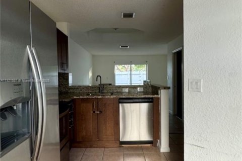 Снять в аренду таунхаус в Майами, Флорида 2 спальни, 88.26м2, № 1975314 - фото 6