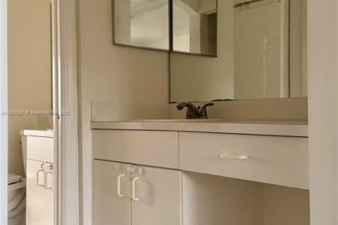 Снять в аренду таунхаус в Майами, Флорида 2 спальни, 88.26м2, № 1975314 - фото 11