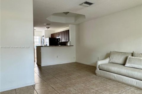 Снять в аренду таунхаус в Майами, Флорида 2 спальни, 88.26м2, № 1975314 - фото 3