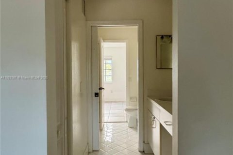 Снять в аренду таунхаус в Майами, Флорида 2 спальни, 88.26м2, № 1975314 - фото 10