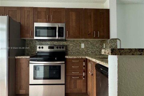 Снять в аренду таунхаус в Майами, Флорида 2 спальни, 88.26м2, № 1975314 - фото 7