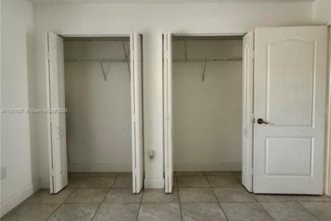 Снять в аренду таунхаус в Майами, Флорида 2 спальни, 88.26м2, № 1975314 - фото 9