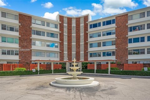 Condo in Miami Shores, Florida, 3 bedrooms № 1991073 - photo 21