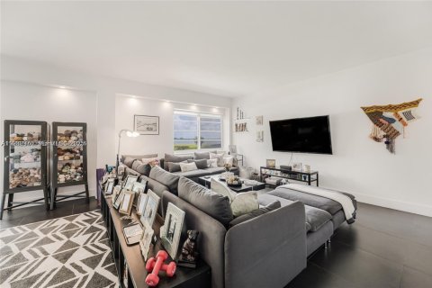 Condo in Miami Shores, Florida, 3 bedrooms № 1991073 - photo 2