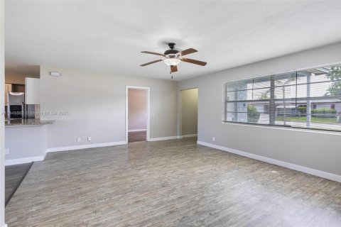 House in Margate, Florida 3 bedrooms, 133.13 sq.m. № 1846043 - photo 3