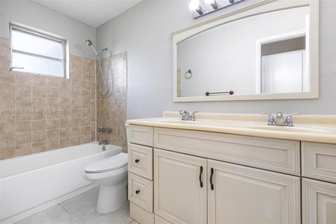 House in Margate, Florida 3 bedrooms, 133.13 sq.m. № 1846043 - photo 15