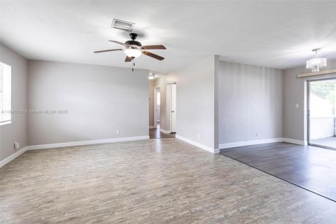 House in Margate, Florida 3 bedrooms, 133.13 sq.m. № 1846043 - photo 21