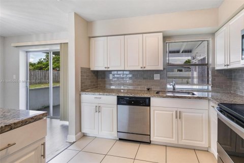 House in Margate, Florida 3 bedrooms, 133.13 sq.m. № 1846043 - photo 8