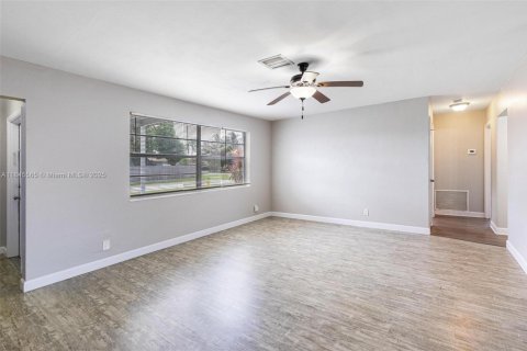 House in Margate, Florida 3 bedrooms, 133.13 sq.m. № 1846043 - photo 19
