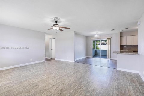 House in Margate, Florida 3 bedrooms, 133.13 sq.m. № 1846043 - photo 5