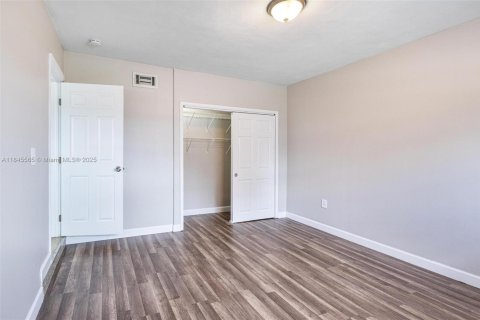House in Margate, Florida 3 bedrooms, 133.13 sq.m. № 1846043 - photo 12