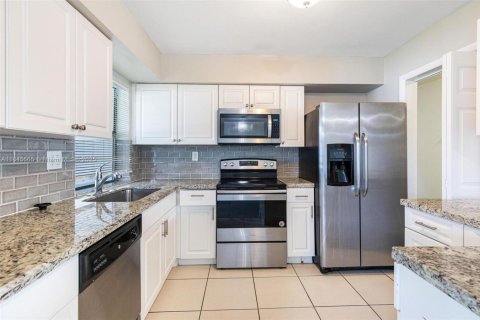 House in Margate, Florida 3 bedrooms, 133.13 sq.m. № 1846043 - photo 2