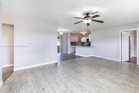 House in Margate, Florida 3 bedrooms, 133.13 sq.m. № 1846043 - photo 4