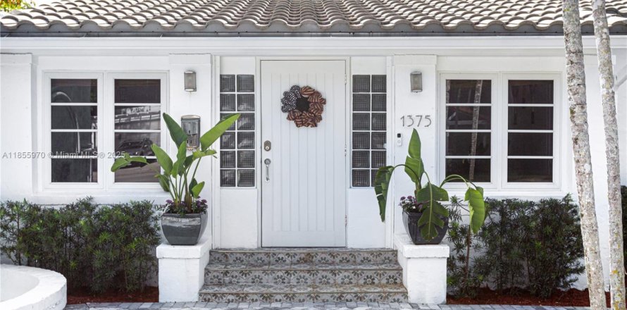 House in Coral Gables, Florida 3 bedrooms, 193.33 sq.m. № 1882504