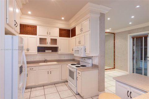 Townhouse in Coral Gables, Florida 3 bedrooms, 186.73 sq.m. № 1819802 - photo 10