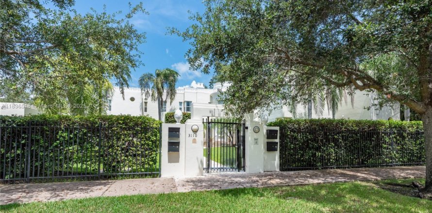 Townhouse in Coral Gables, Florida 3 bedrooms, 186.73 sq.m. № 1819802