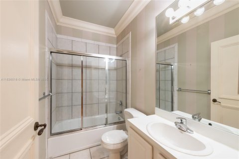 Townhouse in Coral Gables, Florida 3 bedrooms, 186.73 sq.m. № 1819802 - photo 25