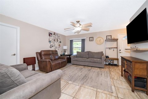House in Casselberry, Florida 4 bedrooms, 134.34 sq.m. № 1900703 - photo 2