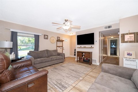 House in Casselberry, Florida 4 bedrooms, 134.34 sq.m. № 1900703 - photo 3