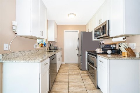 House in Casselberry, Florida 4 bedrooms, 134.34 sq.m. № 1900703 - photo 6