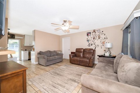 House in Casselberry, Florida 4 bedrooms, 134.34 sq.m. № 1900703 - photo 4