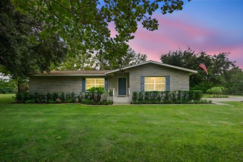 House in Eustis, Florida 4 bedrooms, 212.19 sq.m. № 1910818 - photo 1