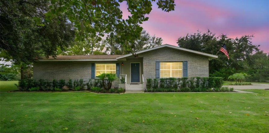 House in Eustis, Florida 4 bedrooms, 212.19 sq.m. № 1910818
