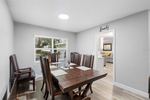 House in Eustis, Florida 4 bedrooms, 212.19 sq.m. № 1910818 - photo 12