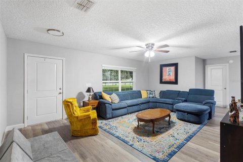 House in Eustis, Florida 4 bedrooms, 212.19 sq.m. № 1910818 - photo 8