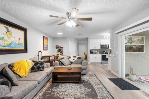 House in Eustis, Florida 4 bedrooms, 212.19 sq.m. № 1910818 - photo 6