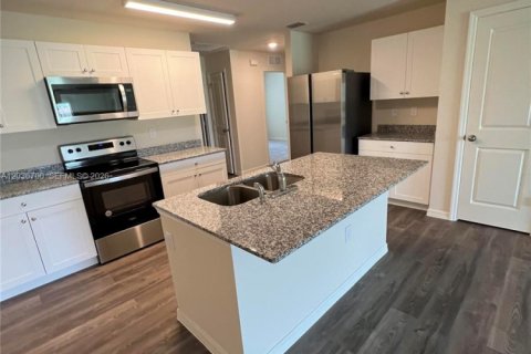 Touwnhouse à vendre à Lehigh Acres, Floride: 3 chambres, 136.38 m2 № 2085673 - photo 5