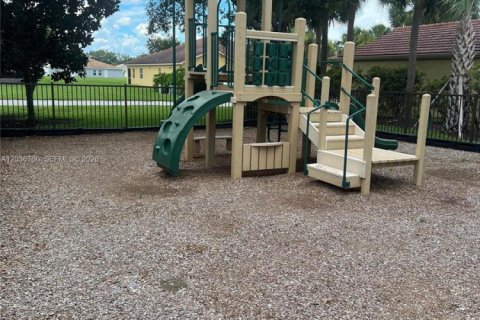 Touwnhouse à vendre à Lehigh Acres, Floride: 3 chambres, 136.38 m2 № 2085673 - photo 26