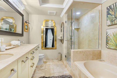 Condo in Sarasota, Florida, 2 bedrooms  № 2215179 - photo 17