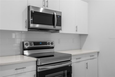 Townhouse in Davenport, Florida 5 bedrooms, 199.28 sq.m. № 1529950 - photo 11