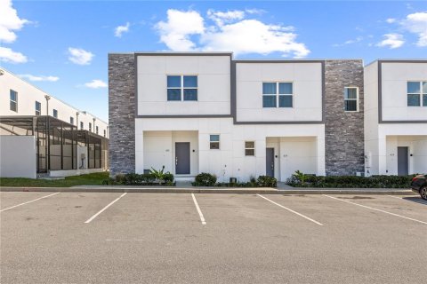 Townhouse in Davenport, Florida 5 bedrooms, 199.28 sq.m. № 1529950 - photo 1