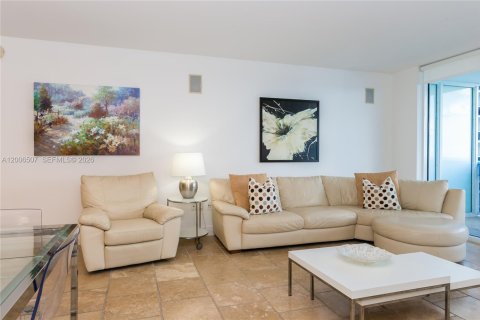 Copropriété à louer à Hallandale Beach, Floride: 2 chambres, 124.21 m2 № 2145683 - photo 6