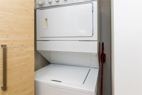 Copropriété à louer à Hallandale Beach, Floride: 2 chambres, 124.21 m2 № 2145683 - photo 8