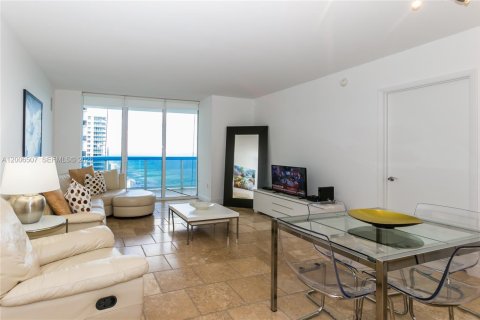 Copropriété à louer à Hallandale Beach, Floride: 2 chambres, 124.21 m2 № 2145683 - photo 2