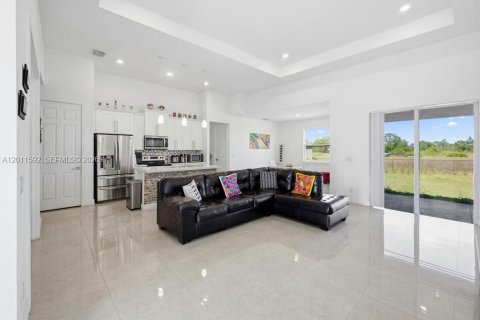 Villa ou maison à vendre à Lehigh Acres, Floride: 3 chambres, 167.78 m2 № 2075025 - photo 3