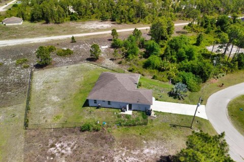 Villa ou maison à vendre à Lehigh Acres, Floride: 3 chambres, 167.78 m2 № 2075025 - photo 25