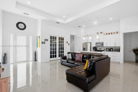 Villa ou maison à vendre à Lehigh Acres, Floride: 3 chambres, 167.78 m2 № 2075025 - photo 4