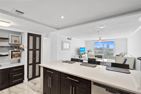 Copropriété à vendre à Hallandale Beach, Floride: 2 chambres, 107.02 m2 № 2090414 - photo 9