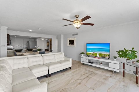Copropriété à vendre à Hallandale Beach, Floride: 2 chambres, 107.02 m2 № 2090414 - photo 18