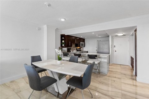 Copropriété à vendre à Hallandale Beach, Floride: 2 chambres, 107.02 m2 № 2090414 - photo 15