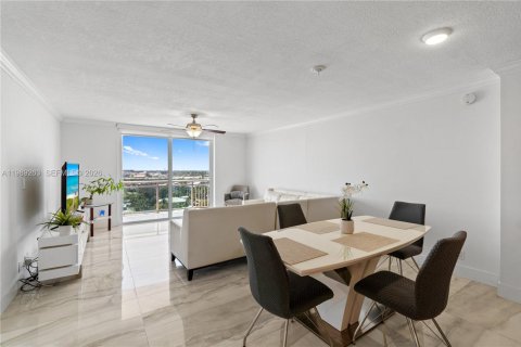 Copropriété à vendre à Hallandale Beach, Floride: 2 chambres, 107.02 m2 № 2090414 - photo 13