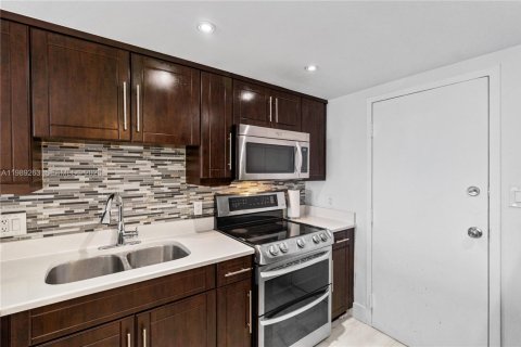 Copropriété à vendre à Hallandale Beach, Floride: 2 chambres, 107.02 m2 № 2090414 - photo 7