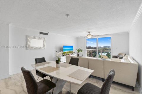 Copropriété à vendre à Hallandale Beach, Floride: 2 chambres, 107.02 m2 № 2090414 - photo 14